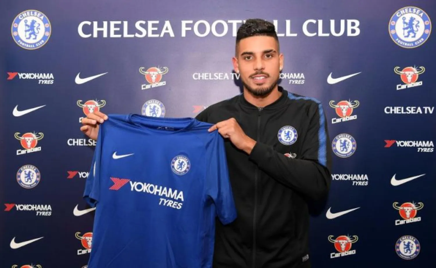 إيمرسون ممسكاً بقيمص فريقه الجديد تشيلسي بعد إتمام انتقاله إلى صفوفه (غيتي)