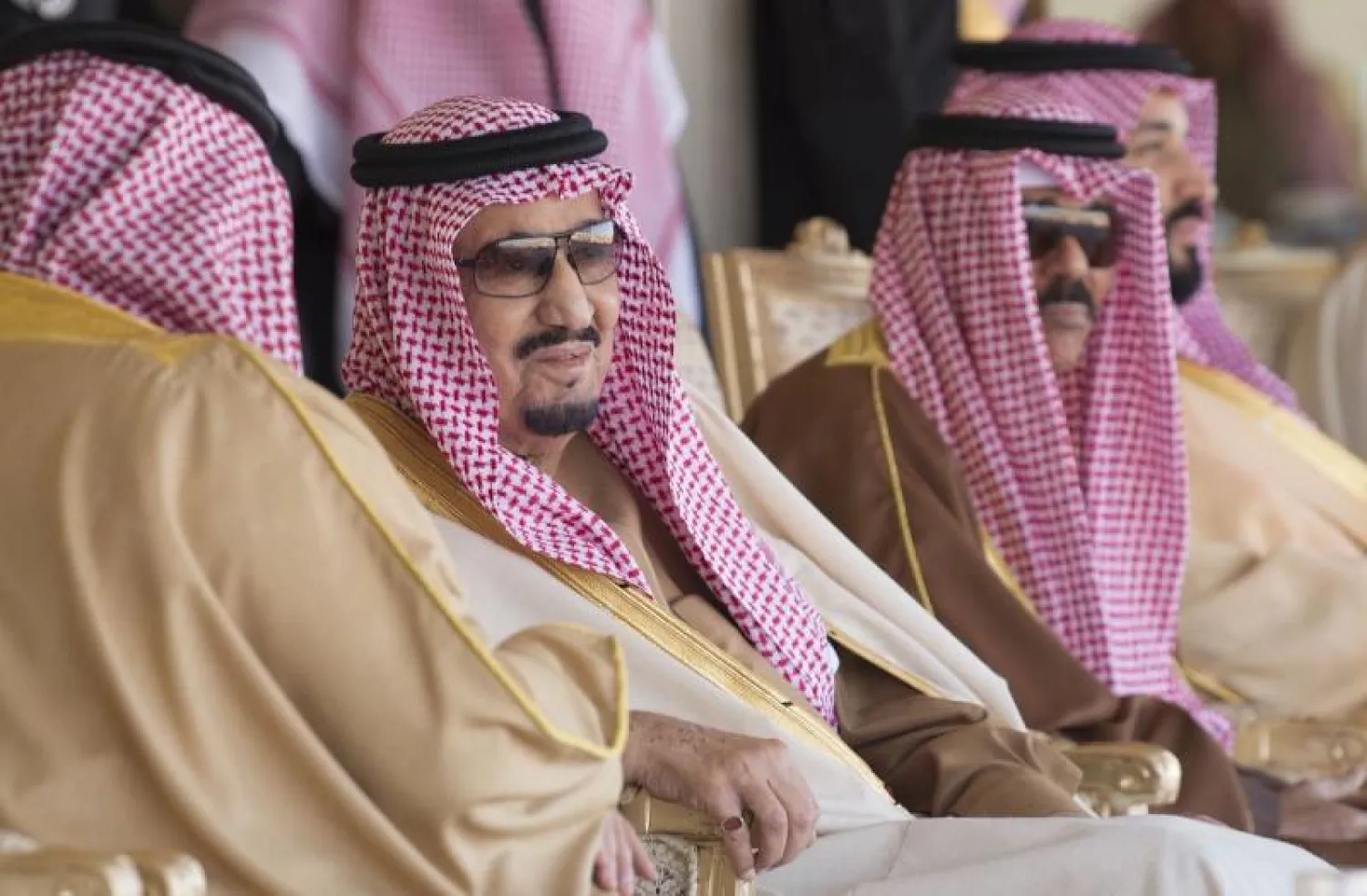 خادم الحرمين الشريفين الملك سلمان بن عبد العزيز خلال رعايته الحفل الختامي لمهرجان الملك عبد العزيز للإبل (تصوير: بندر الجلعود)