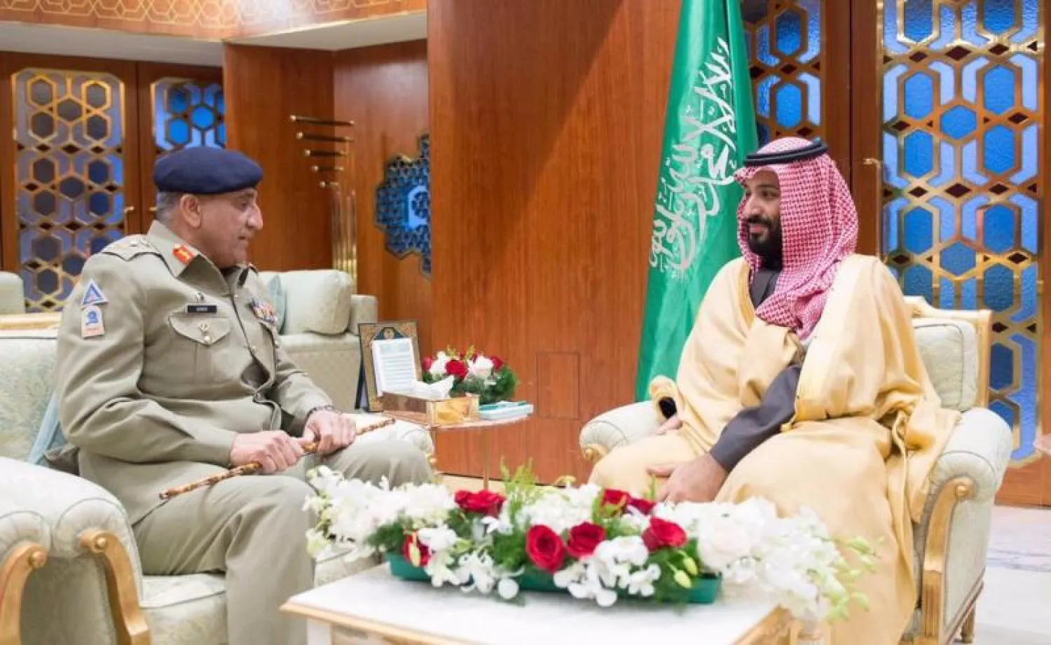 ولي العهد السعودي الأمير محمد بن سلمان بن عبد العزيز يلتقي قائد الجيش الباكستاني الفريق أول قمر الدين جاويد باجوا (واس)