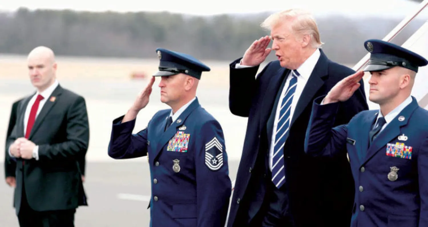 الرئيس الأميركي دونالد ترمب لدى وصوله إلى مطار لويسبورغ أمس (رويترز)