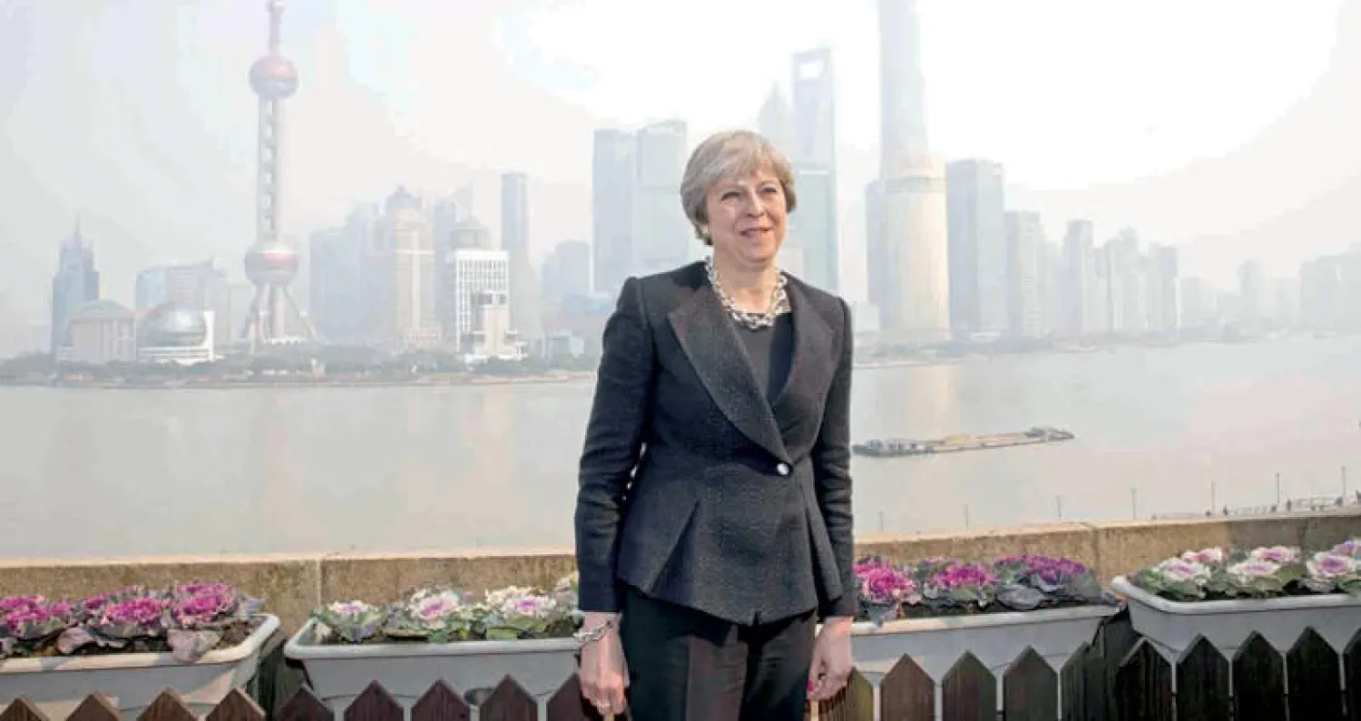 تيريزا ماي في العاصمة التجارية شنغهاي حيث اصطحبت معها وفداً تجارياً اعتبر الأكبر في زياراتها الخارجية (إ.ب.أ)