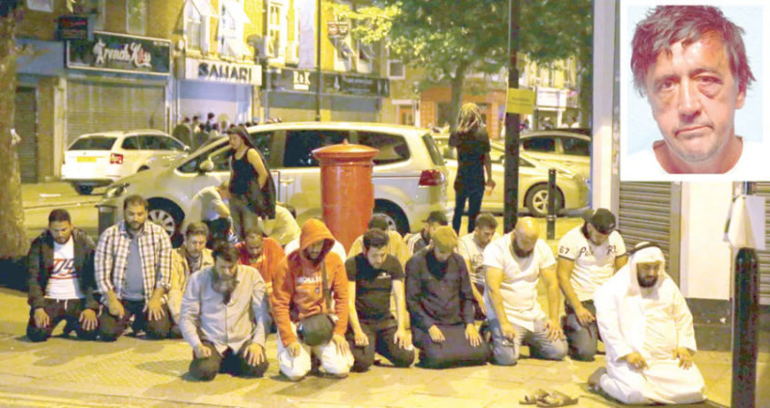 مسلمون يصلون صلاة الغائب خارج مسجد فينسبري بارك بعد حادث الدهس في يونيو الماضي... وفي الإطار أوزبورن الذي أنكر التهم الموجهة إليه (أ.ف.ب)