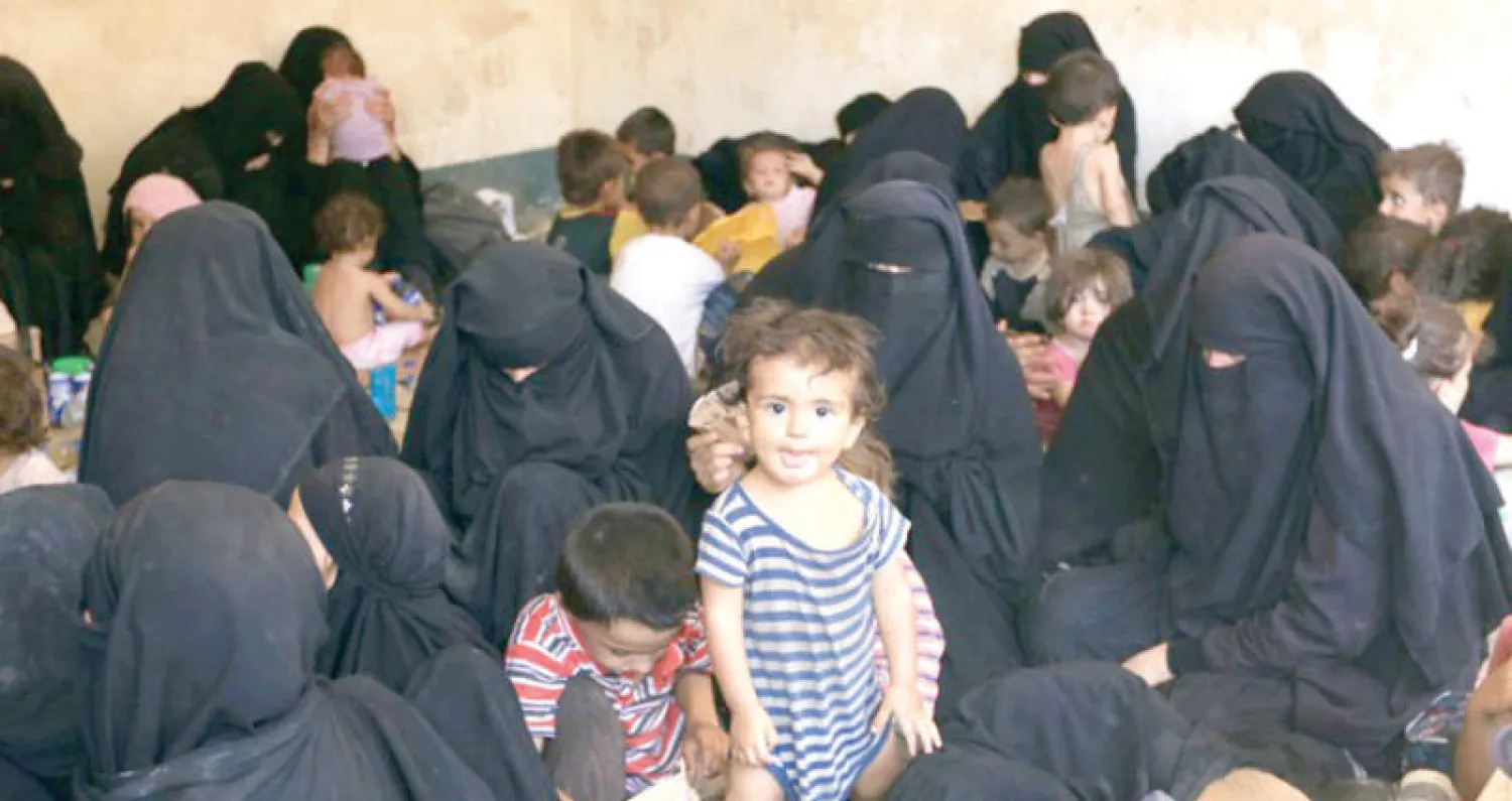 صورة لمجموعة من «الداعشيات» مع أطفالهن في مدينة تلعفر العراقية (رويترز)