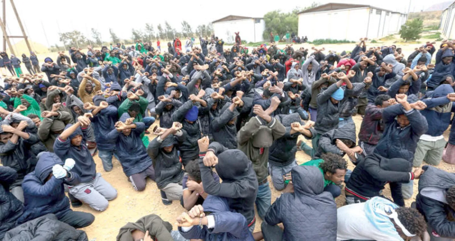 مهاجرون أفريقيون غير شرعيين جنوب العاصمة طرابلس لدى مطالبتهم أمس بترحيلهم إلى دول أوروبا (أ. ف.ب)