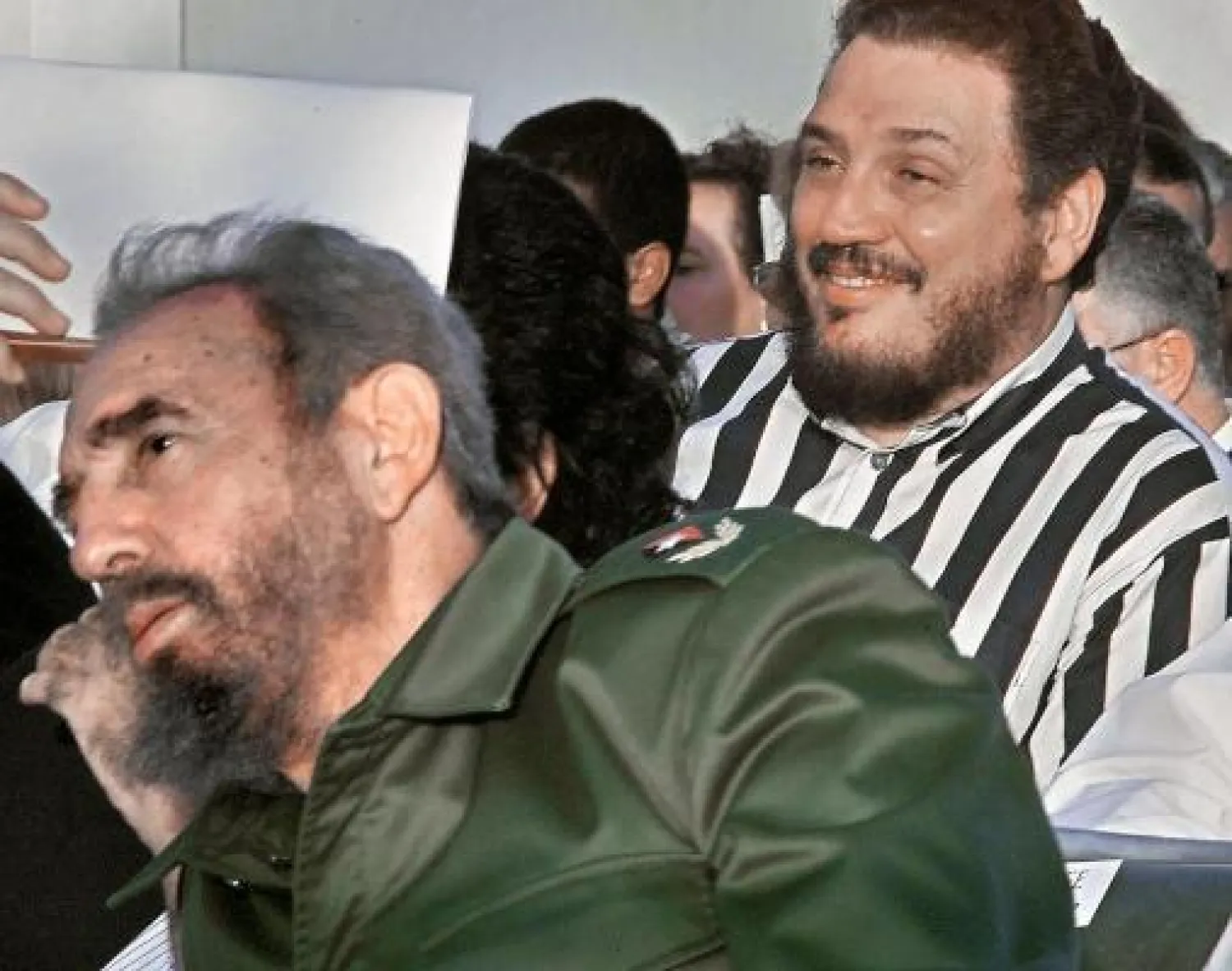 فيدل كاسترو دياز- بالار  خلف والده الراحل - أرشيفية (أ.ف.ب)