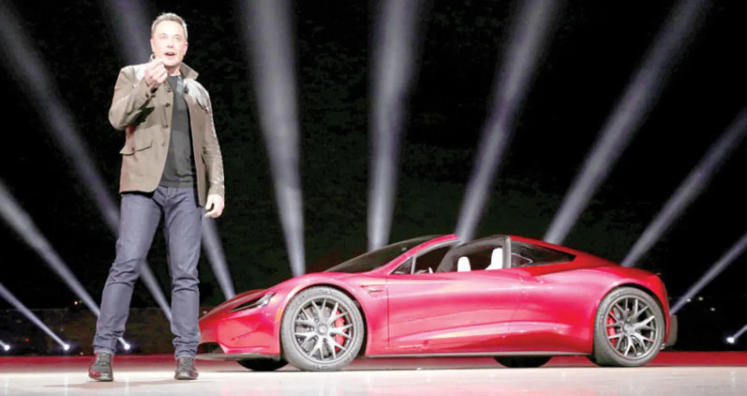 ايليون ماسك الرئيس التنفيذي لشركة تيسلا لدى اعلانه طرح سيارة رودستار في كاليفورنيا (رويترز)