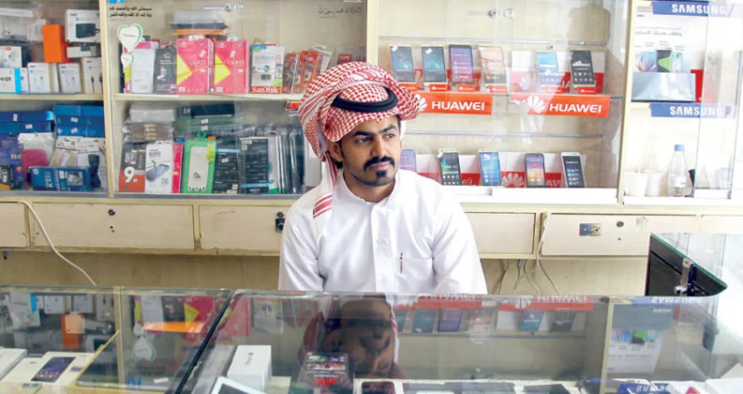 بائع في أحد محلات الهواتف الجوالة بالرياض (رويترز)