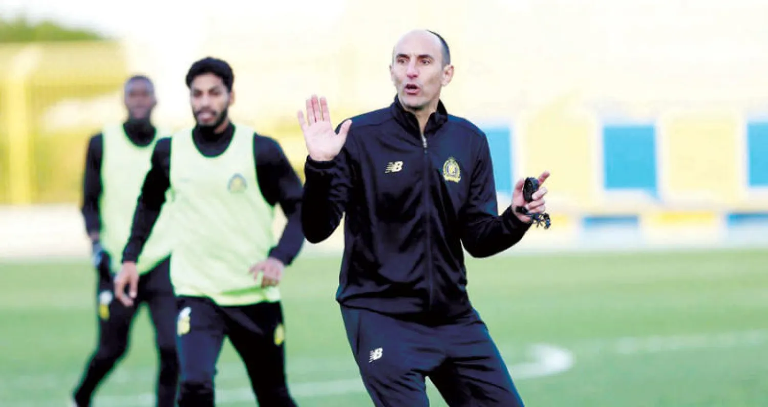 النصر يواجه أحد بهوية فنية جديدة فيما يبدو الكرواتي يورسيتش موجهاً اللاعبين في المران (المركز الإعلامي لنادي النصر)