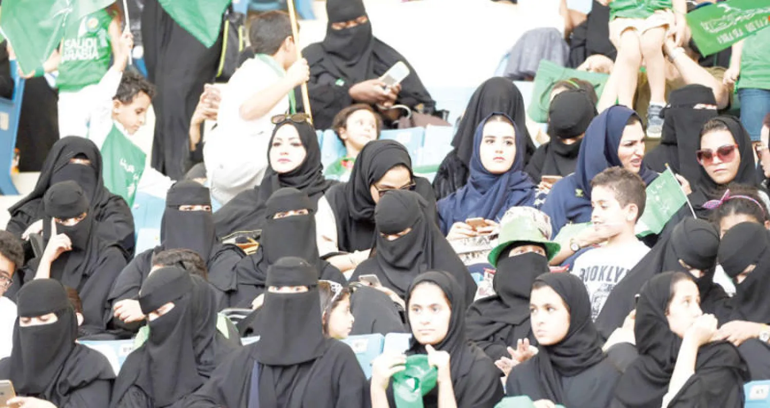 جانب من حضور العائلات للملاعب الرياضية بعد قرار السماح لهم بالوجود في المدرجات («الشرق الأوسط»)