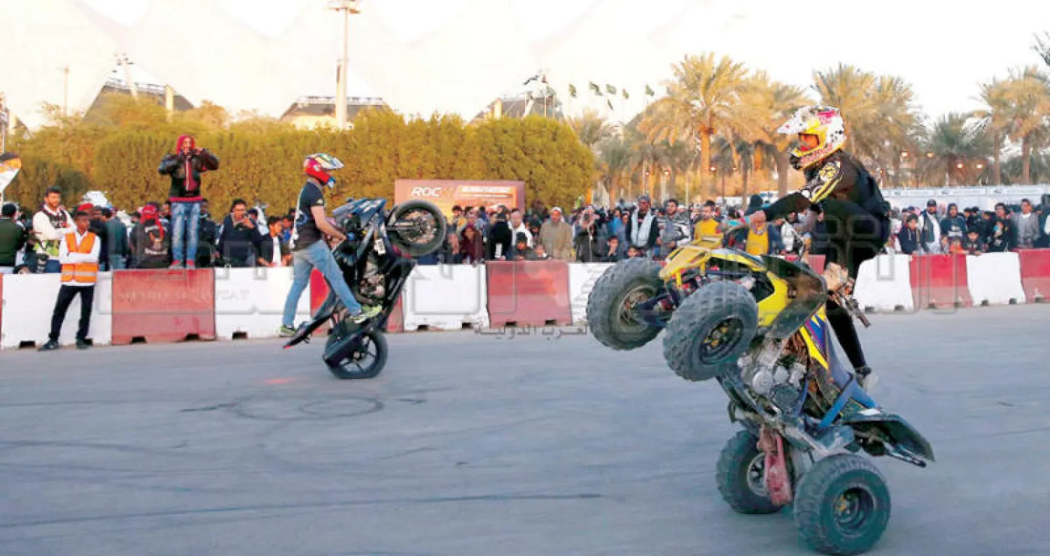 جانب من العروض الترفيهية المصاحبة التي شهدتها انطلاقة سباق الأبطال في الرياض أمس (تصوير: بدر الحمد)