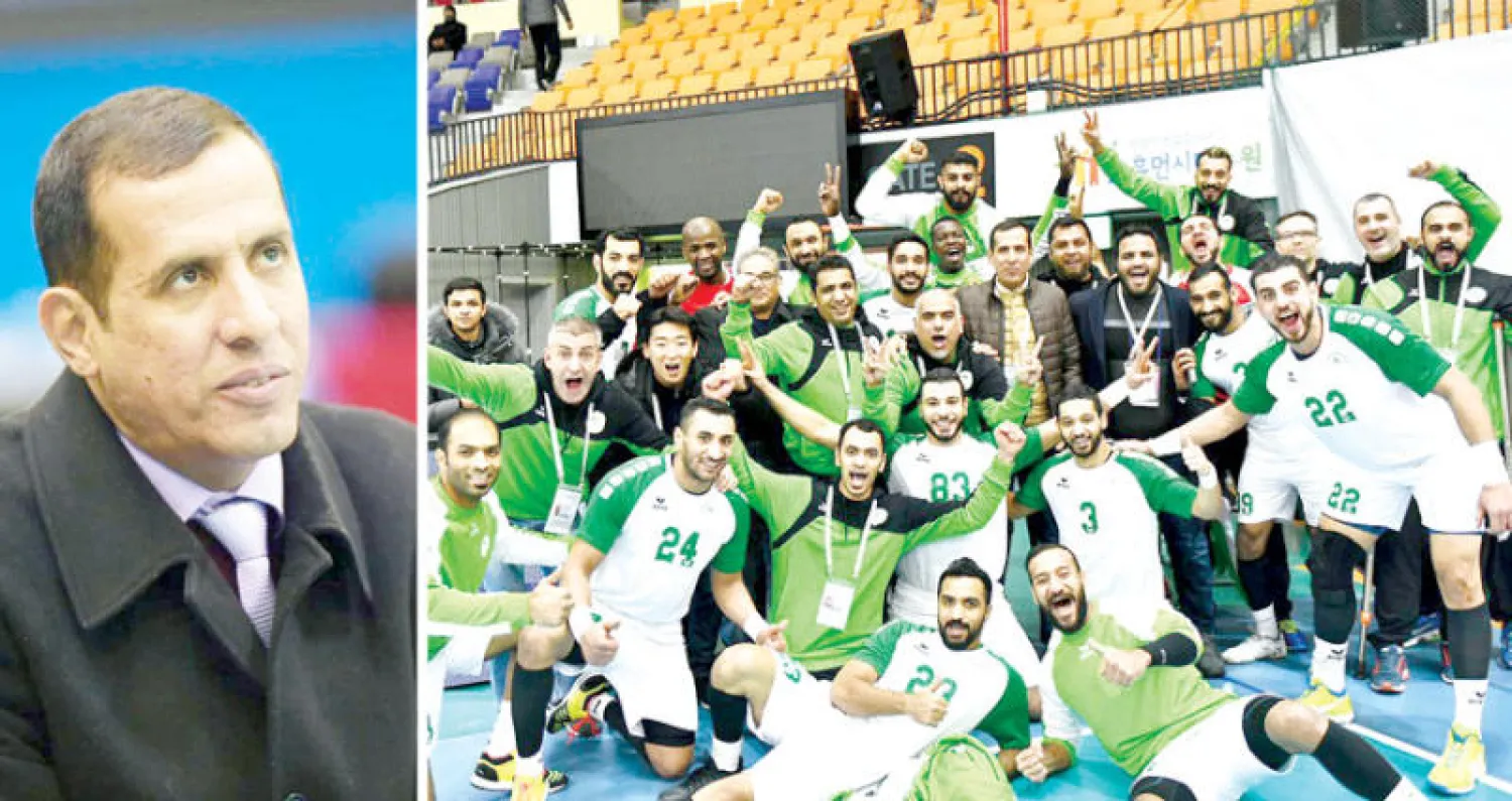 جانب من فرحة اللاعبين السعوديين بانتصاراتهم وتأهلهم لكأس العالم («الشرق الأوسط»)  -  محمد المنيع... أحد الكفاءات السعودية الرياضية الشابة في كرة اليد