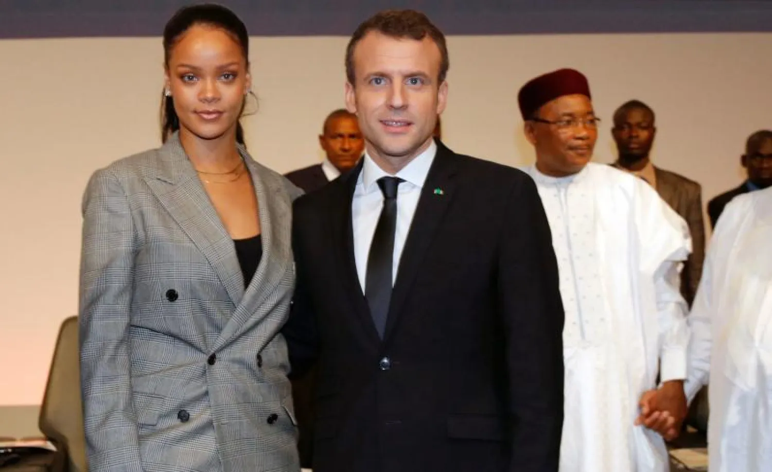 الرئيس الفرنسي إيمانويل ماكرون والمغنية ريهانا في داكار (أ.ف.ب)