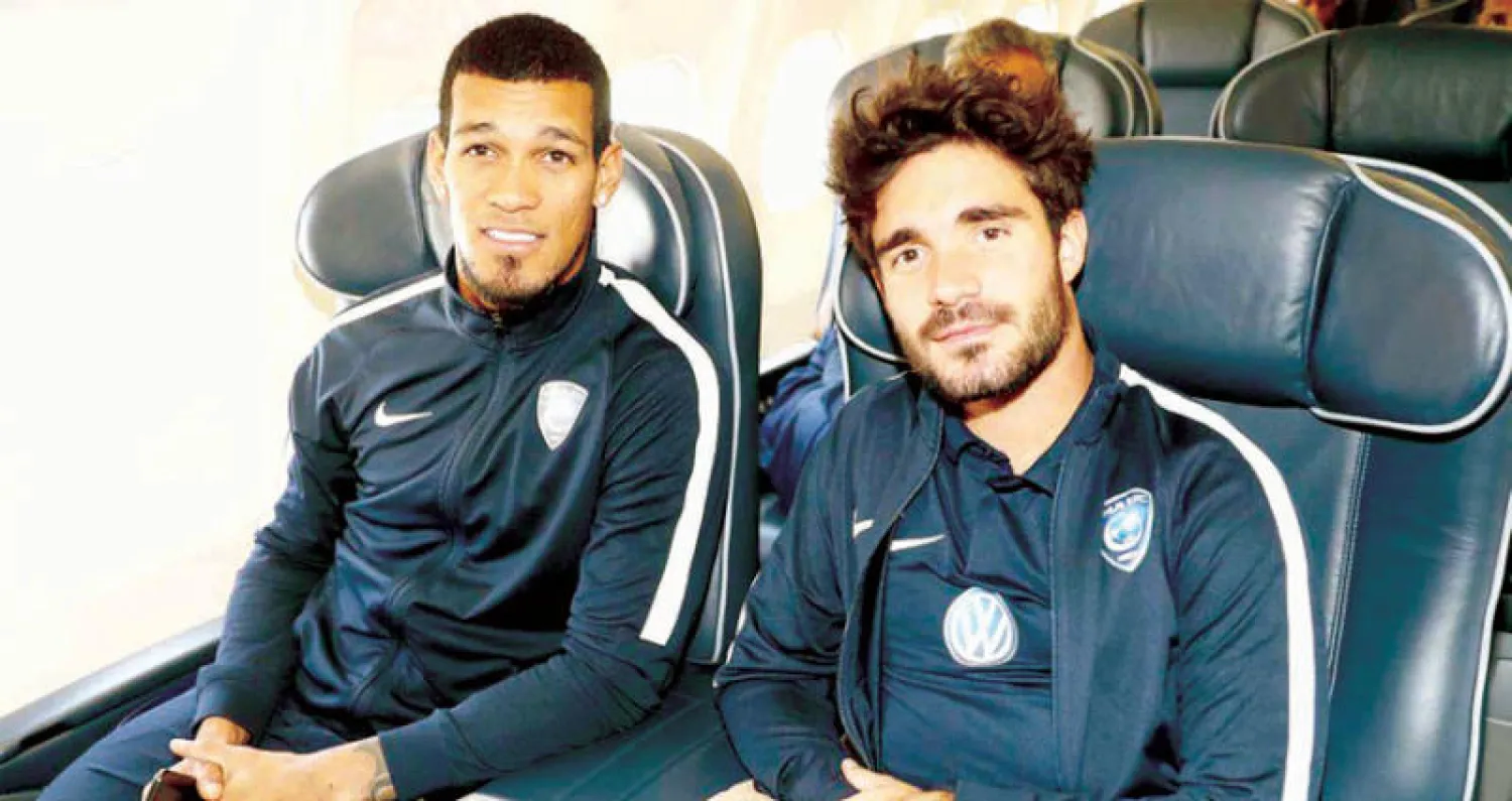 لاعبان من الهلال خلال انتقال الفريق إلى حفر الباطن أمس (المركز الإعلامي لنادي الهلال)