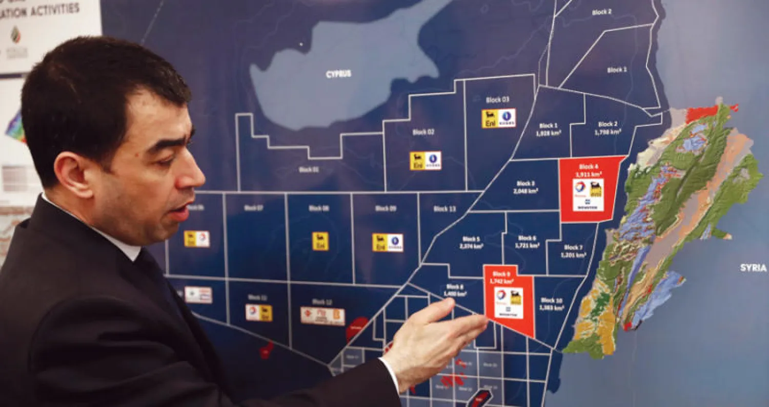 سيزار أبي خليل وزير الطاقة اللبناني يشرح موقع البلوك 9 البحري النفطي الخميس الماضي (أ.ب)