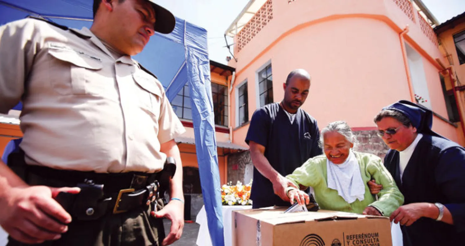 سيدة مسنة تصوت في استفتاء إكوادور على إلغاء إعادة انتخاب الرئيس لفترات غير محدودة (إ.ب.أ)