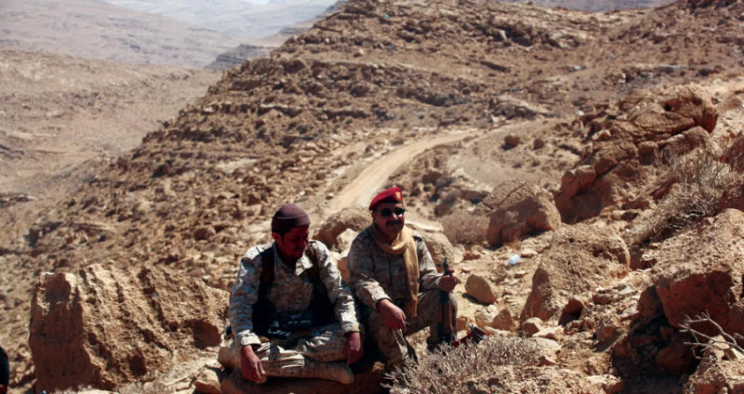 جنديان من الجيش الوطني اليمني في نقطة تماس قريبة من صنعاء (أ.ب)