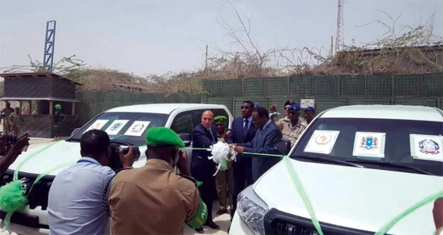 صورة وزعتها السفارة الإيطالية لتسليمها سيارات مصفحة لحكومة الصومال أمس («الشرق الأوسط»)