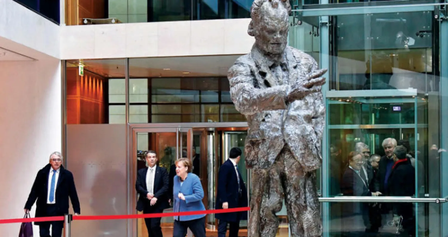 ميركل تصل إلى مقر الحزب الديمقراطي الاجتماعي لعقد محادثات تشكيل الحكومة في برلين أول من أمس (أ.ف.ب)