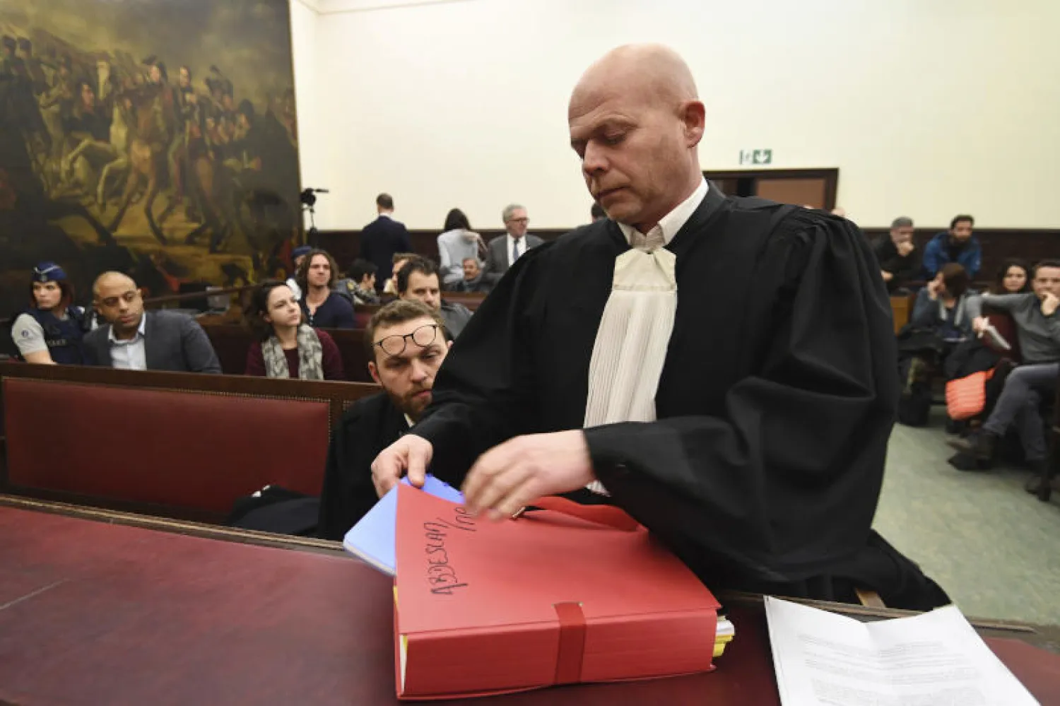 المحامي البلجيكي سيفن ماري في محاكمة صلاح عبد السلام (أ.ب)