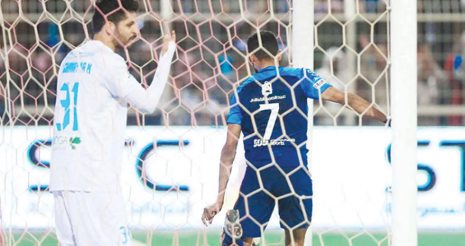 حسرة لاعب الباطن إثر أحد الأهداف الهلالية في شباك فريقه (تصوير: بدر الحمد)