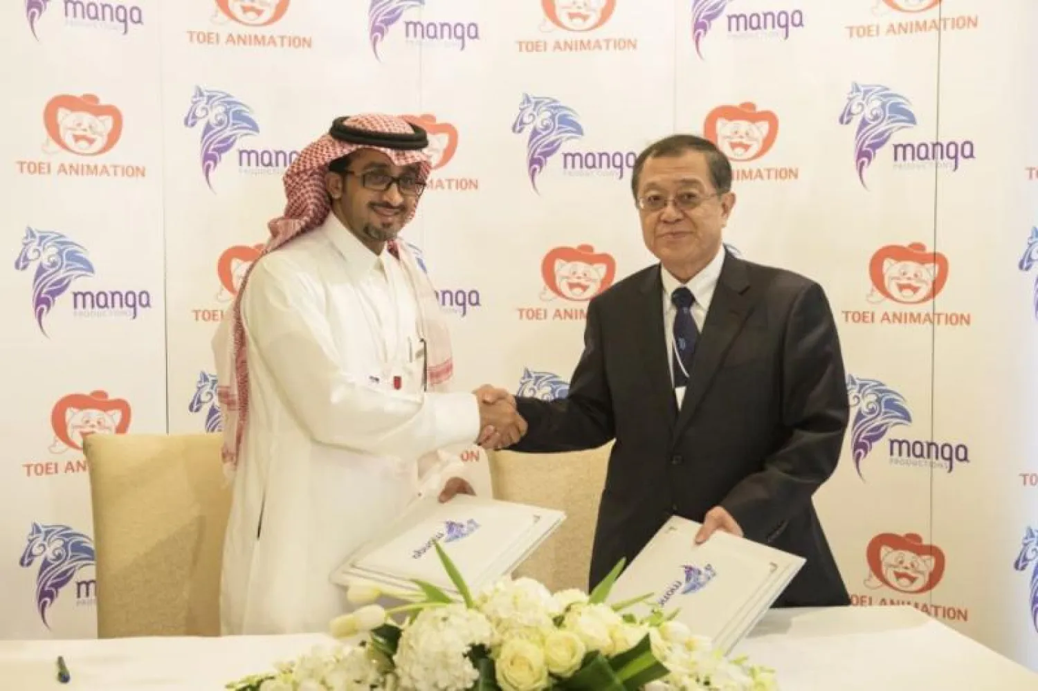 بدر العساكر يوقع عقود مشاريع الرسوم المتحركة لشركة مانجا مع توئي أنيميشن («الشرق الأوسط»)
المخرج شيزونو مع فريق شركة مانجا للإنتاج («الشرق الأوسط»)