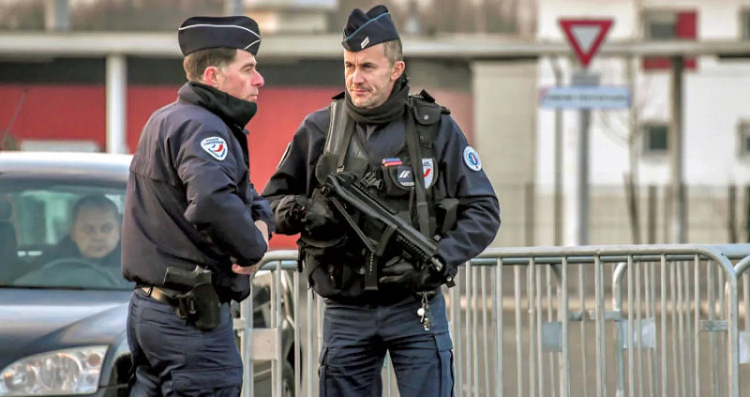 إجراءات أمنية خارج السجن الذي يحتجز فيه عبد السلام في شمال فرنسا أمس (أ.ف.ب)