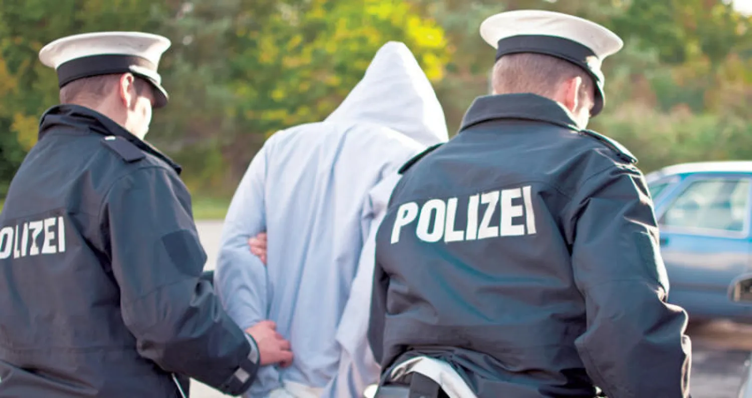 اعتقال أحد المشتبه فيهم من عناصر «داعش» من أرشيف شرطة الجنايات الاتحادية الألمانية («الشرق الأوسط»)