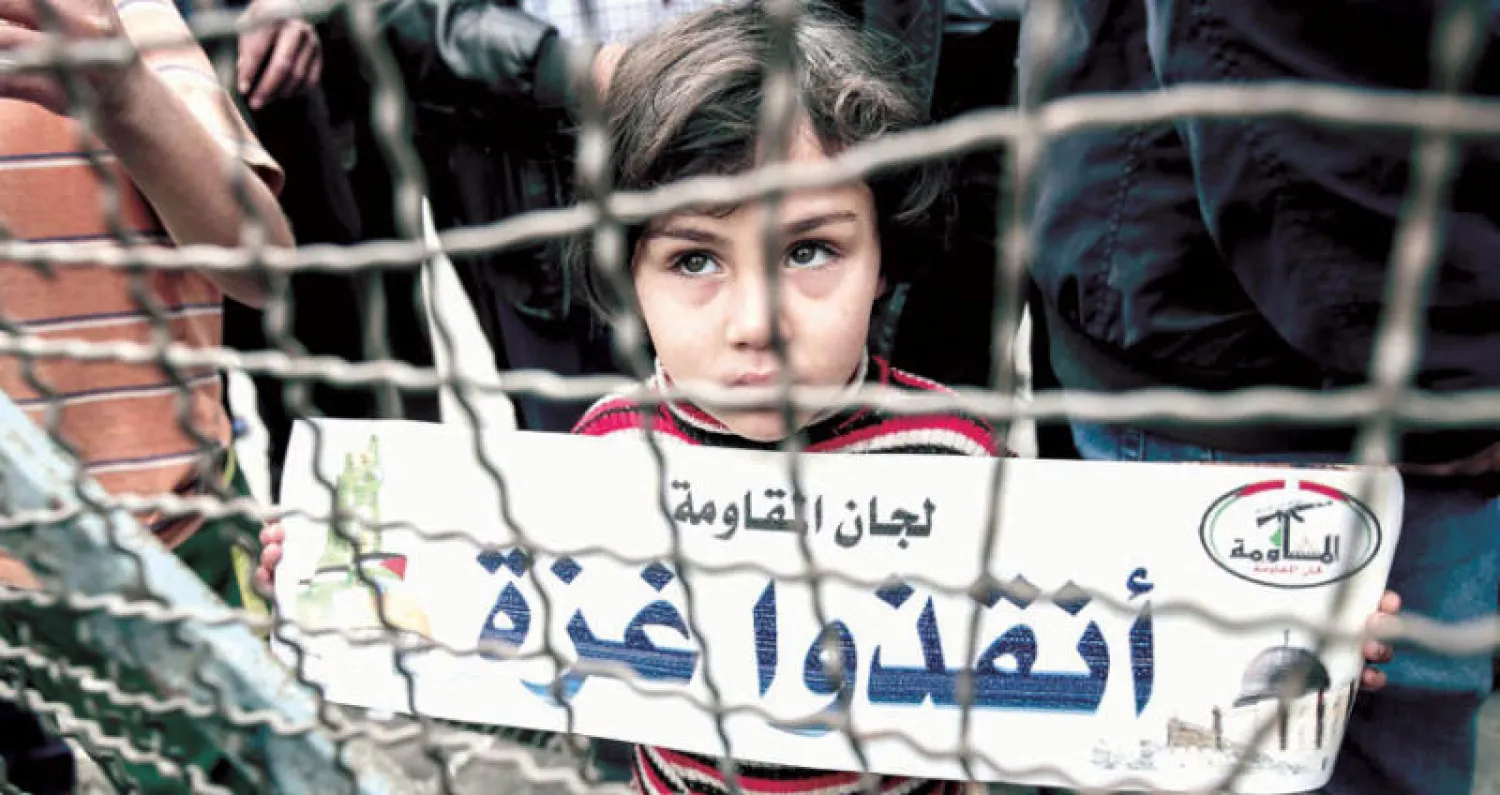 طفلة فلسطينية بين متظاهرين في مخيم رفح يحتجون على تجميد واشنطن مساعداتها لـ«أونروا» (أ.ف.ب)