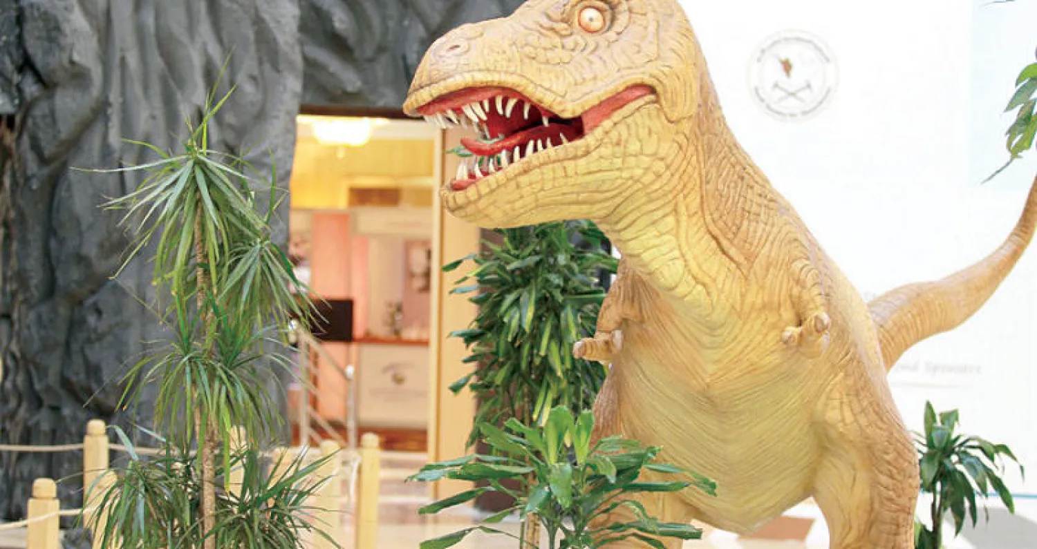 مجسم ضخم لديناصور أمام المدخل