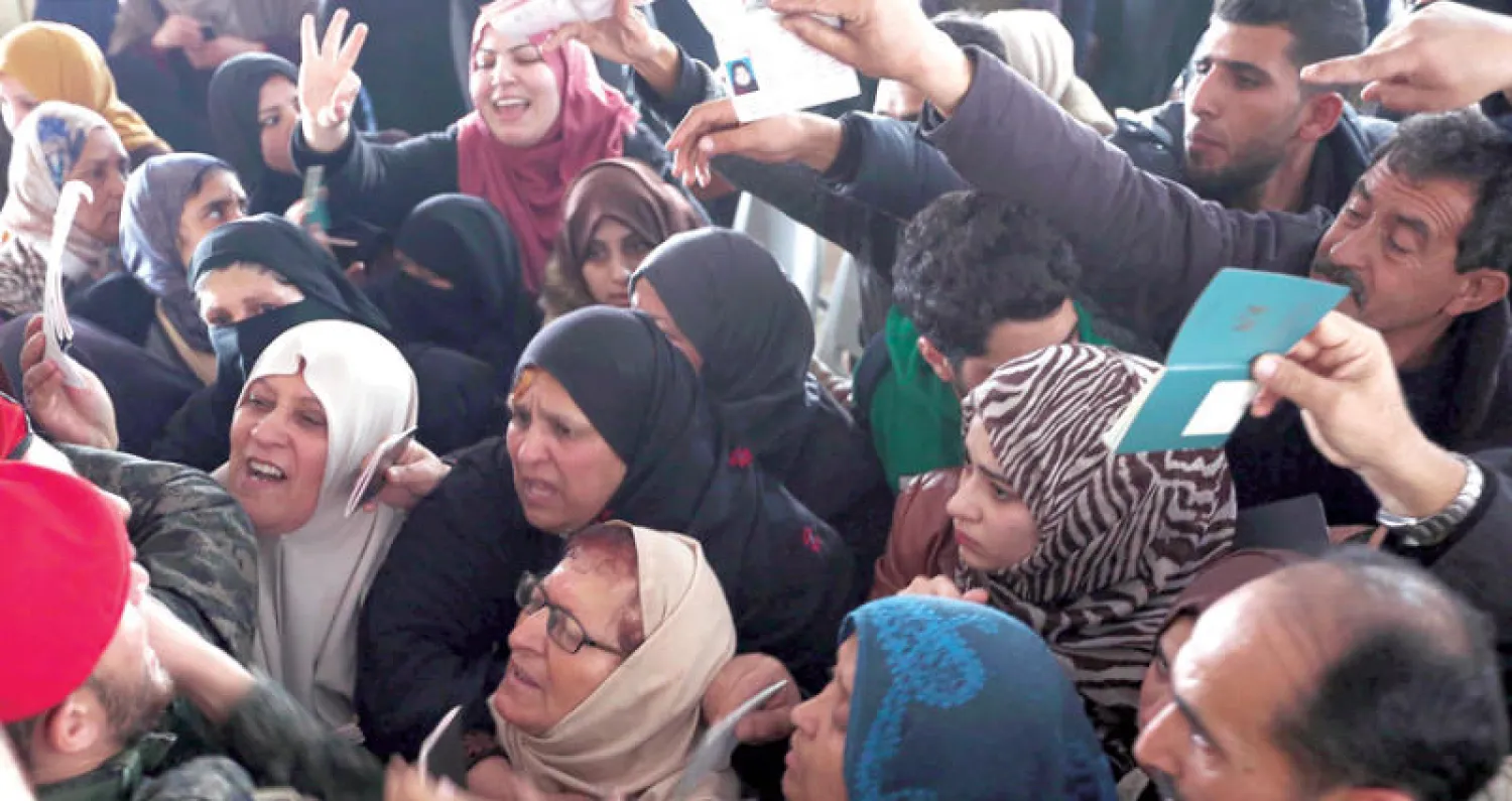 فلسطينيون يتزاحمون لتقديم وثائق سفرهم للحصول على تصريحات بالمغادرة عبر معبر رفح أمس (رويترز)