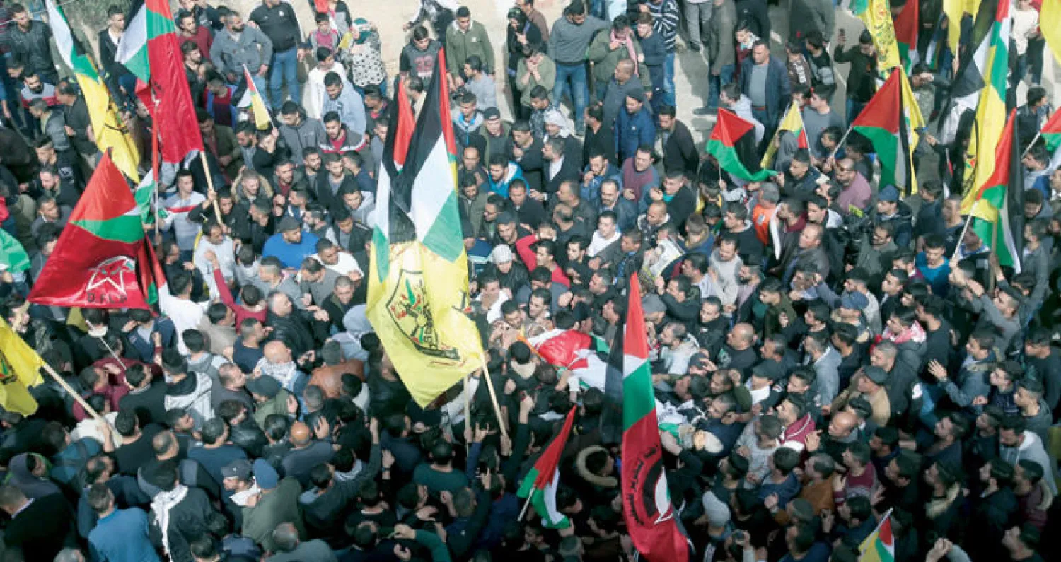 فلسطينيون يشيعون جثمان خالد تايه الذي قتلته قوات الاحتلال الإسرائيلي (إ.ب.أ)