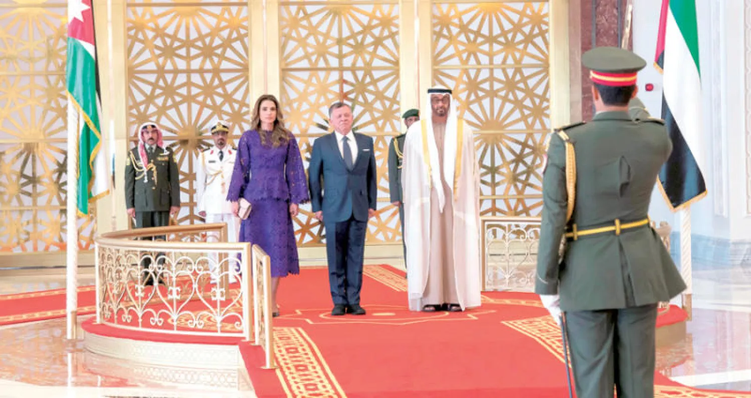 الشيخ محمد بن زايد والملك عبدالله الثاني وقرينته الملكة رانيا خلال مراسم الاستقبال في أبوظبي أمس (وام)