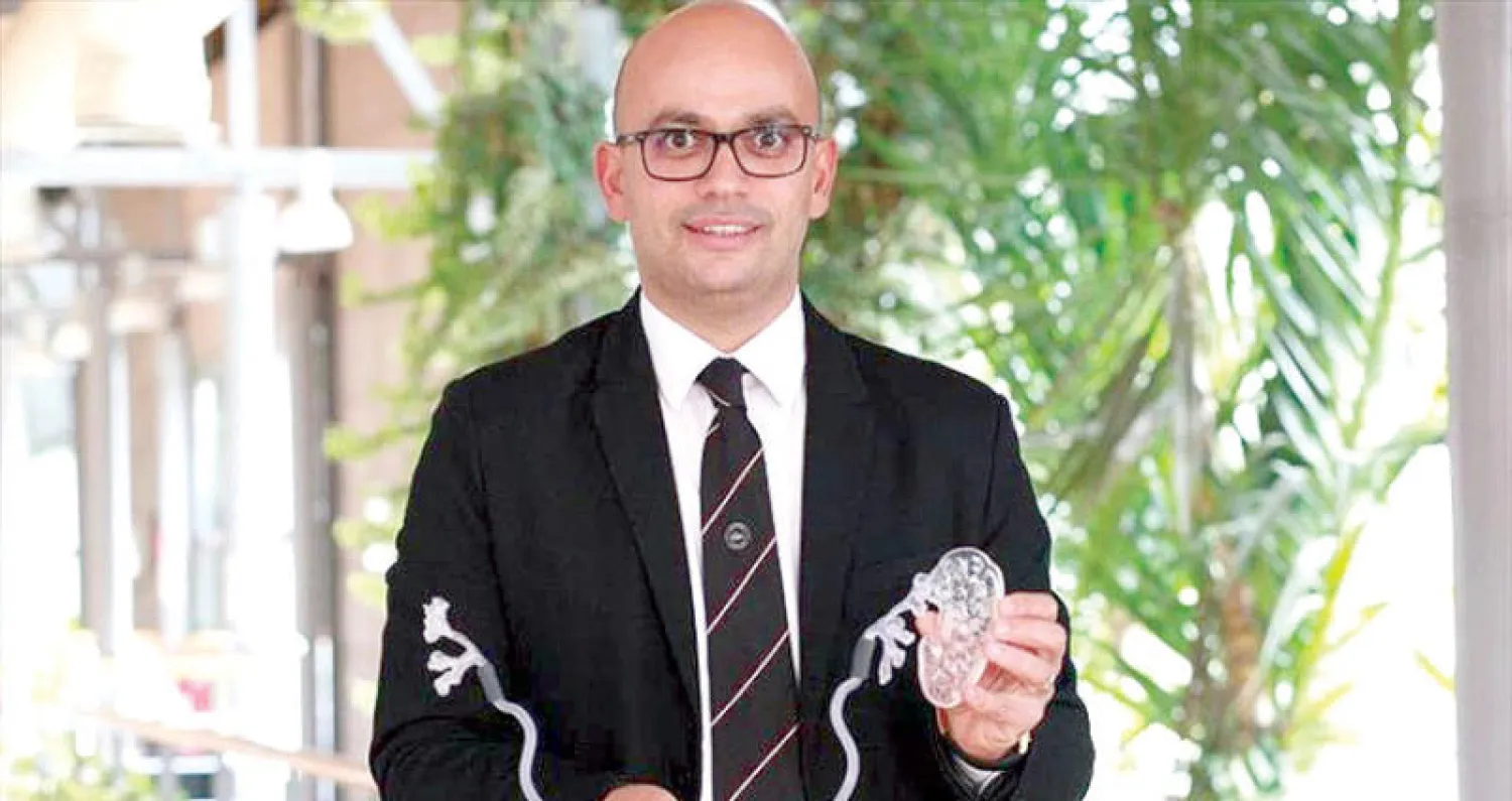 الدكتور هوري يعرض نماذج الأعضاء ثلاثية الأبعاد