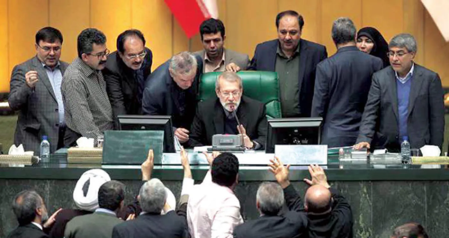تلاسن بین نواب ورئيس البرلمان علي لاريجاني حول استجواب الرئيس الإيراني حسن روحاني في جلسة أول من أمس (وكالة إرنا)