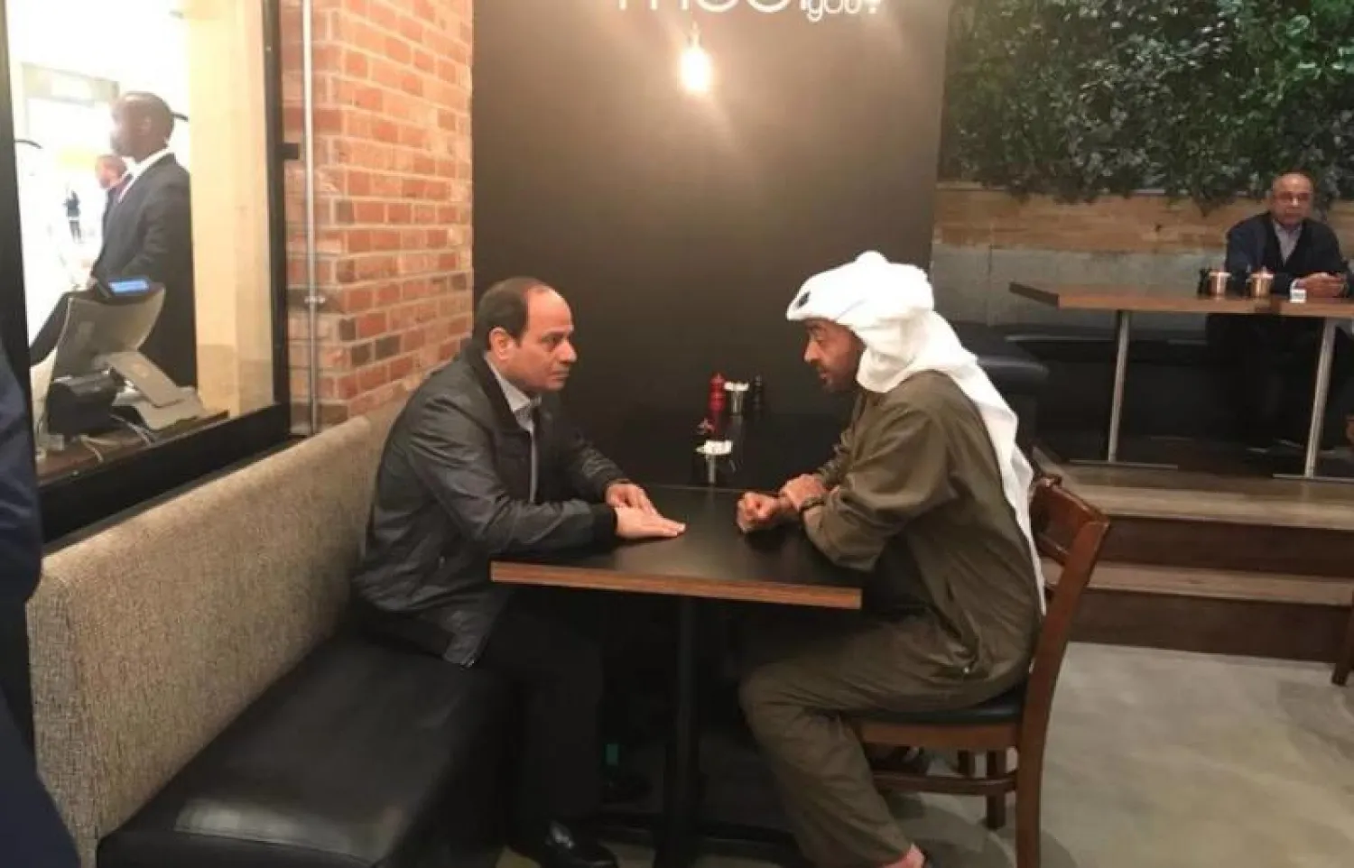 السيسي وبن زايد في أحد المطاعم بأبوظبي (الصفحة الرسمية للرئيس المصري)