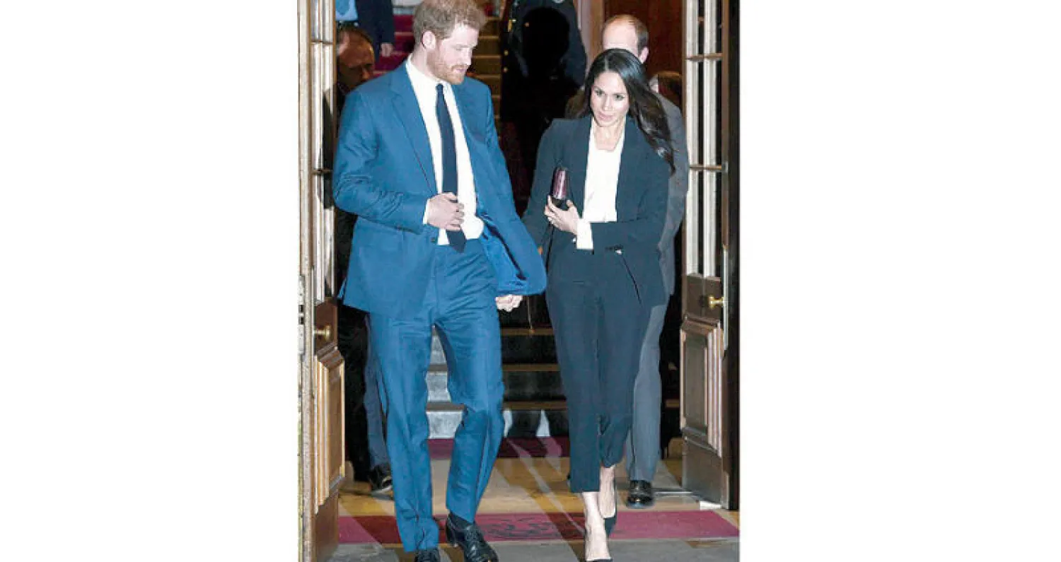 ميغان ماركل في تايور من دار «ألكسندر ماكوين» خلال الحفل الخيري الذي حضرته برفقة خطيبها الأمير هاري (إ.ب.أ)