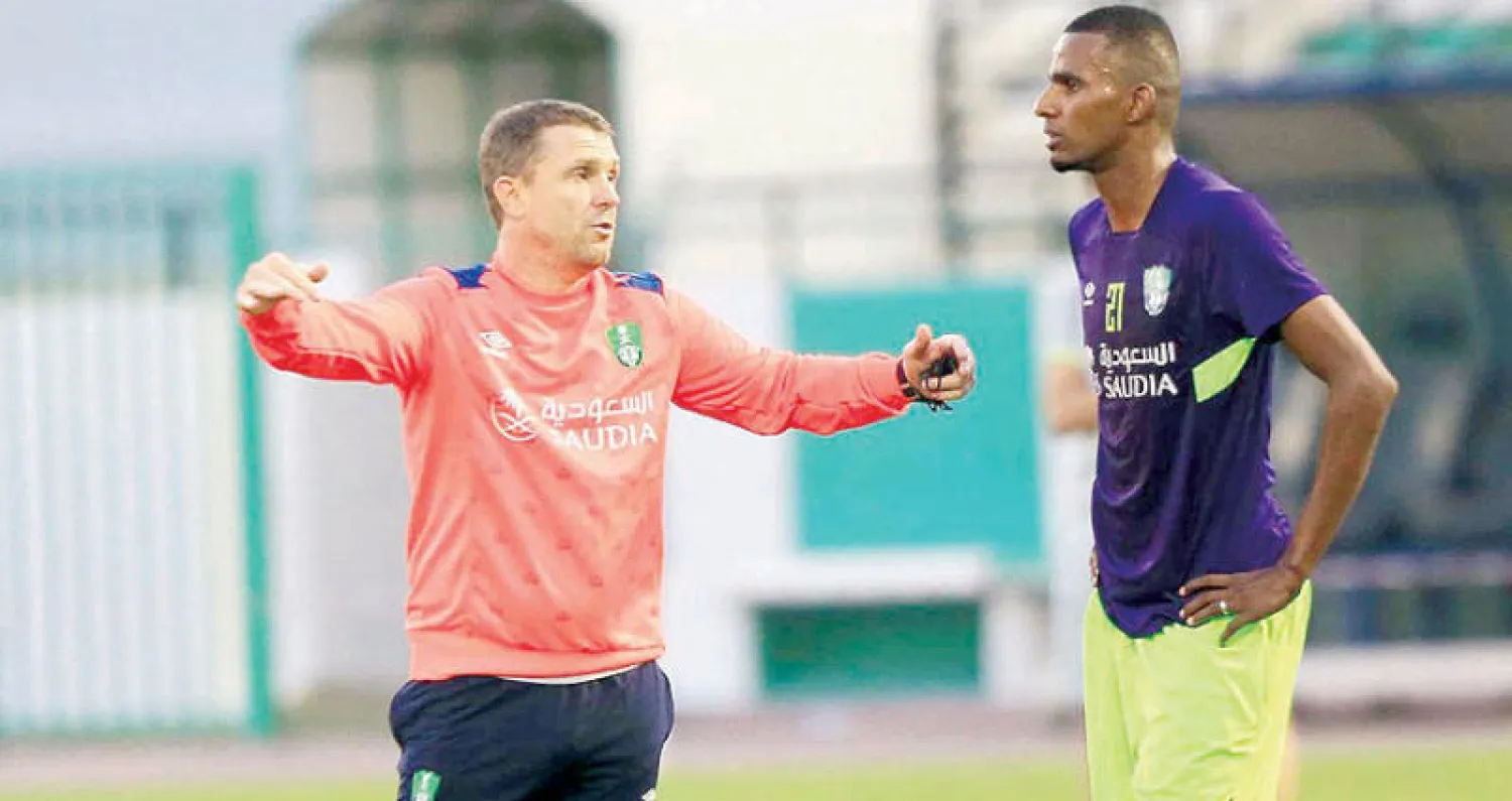 ريبروف يوجه بلغيث في تدريبات الأهلي الأخيرة (المركز الإعلامي بالنادي الأهلي)