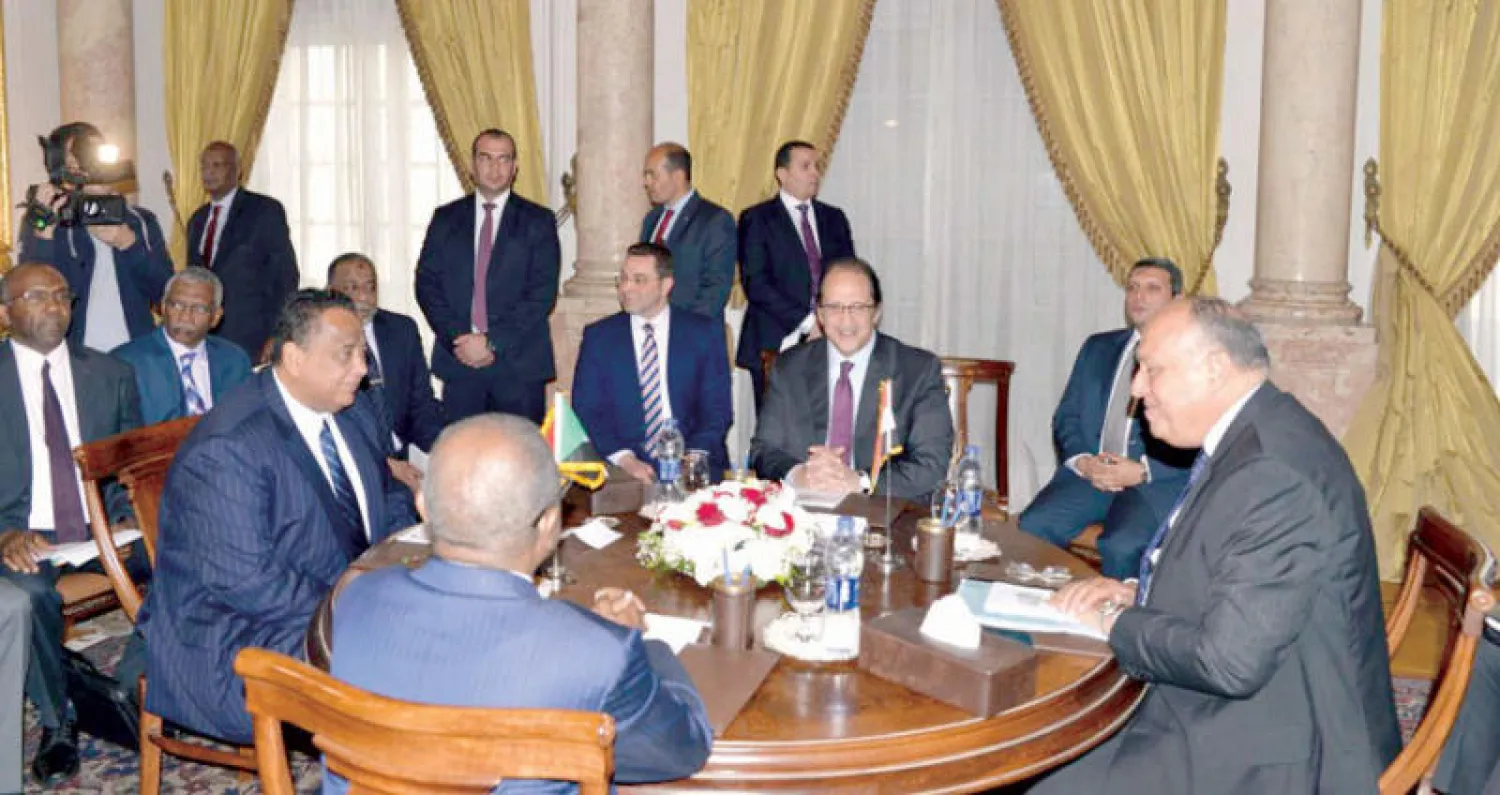 صورة وزعتها الخارجية المصرية للاجتماع المصري - السوداني في القاهرة أمس