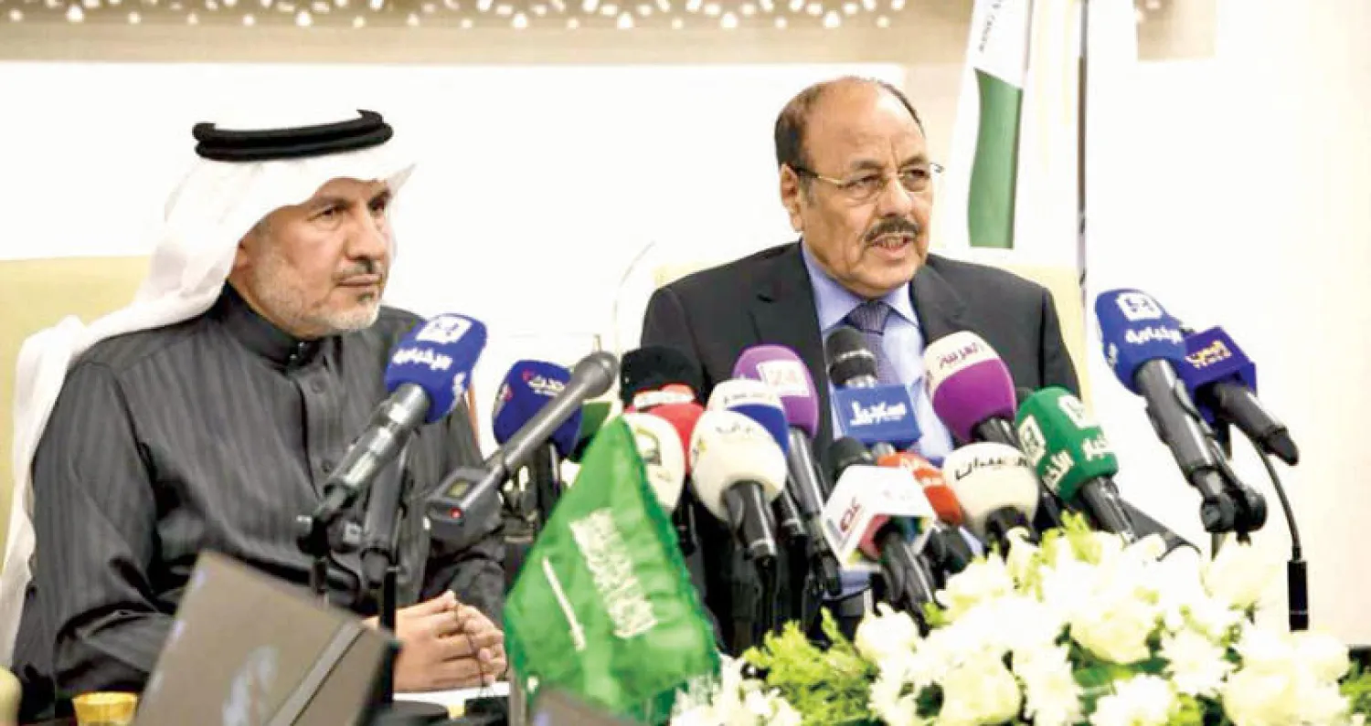 الفريق الأحمر والدكتور الربيعة لدى لقائهما في مقر مركز الملك سلمان للإغاثة بالرياض أمس (سبأ)