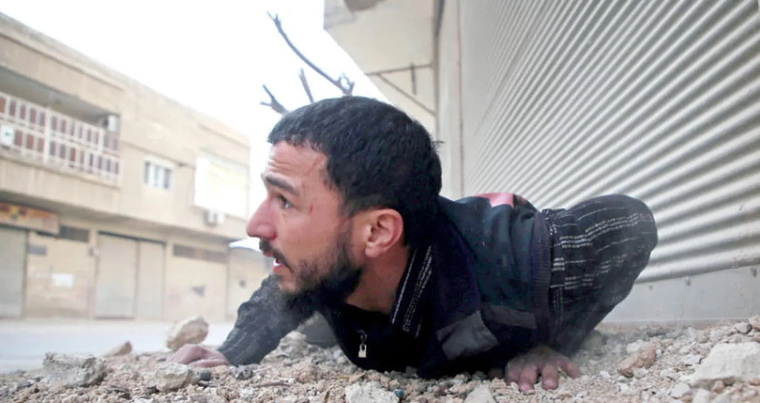 شاب من بلدة عربين في الغوطة الشرقية يحاول تحاشي غارة من طيران النظام أمس (أ.ب)