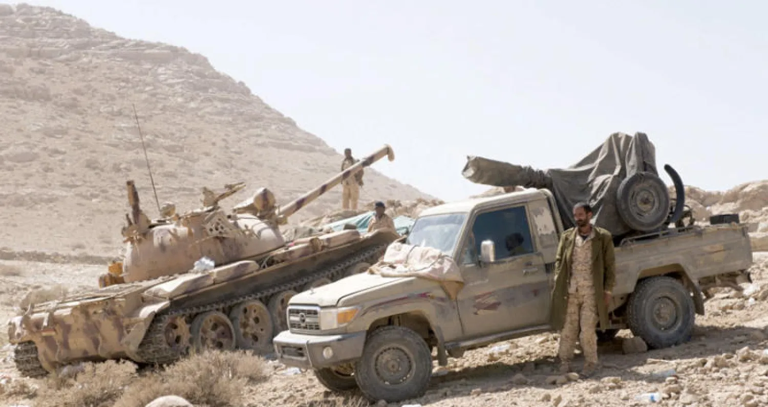 جانب من تمركز قوات الجيش الوطني اليمني في منطقة خارج خدود صنعاء (بلومبيرغ)