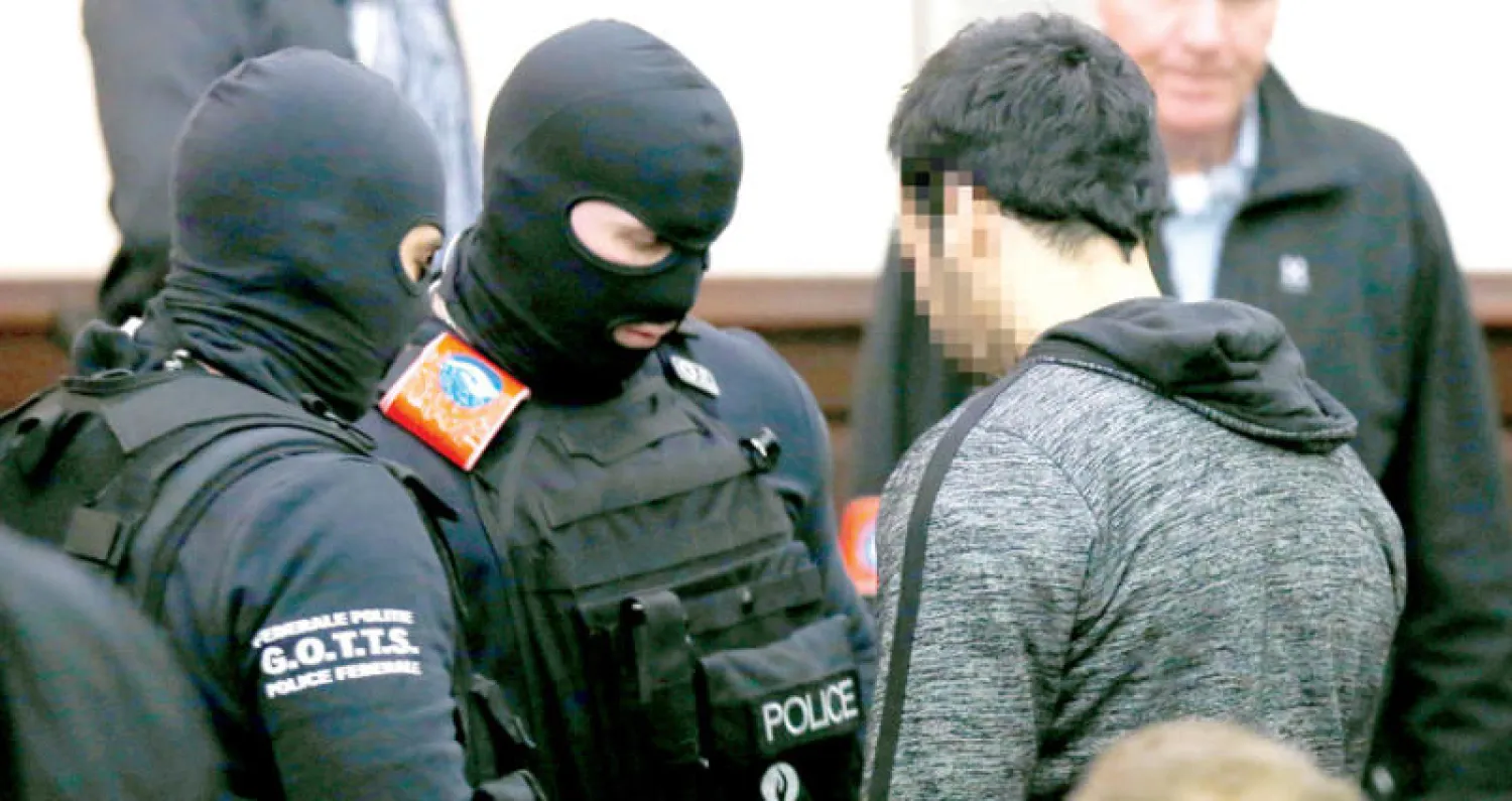 المتهم سفيان عياري لدى مثوله أمام المحكمة في بروكسل أمس (رويترز)