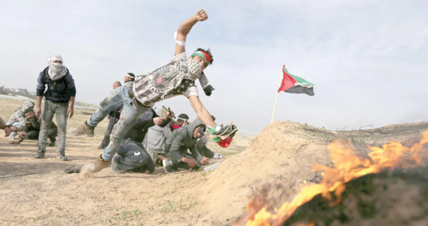 جانب من المواجهات بين الشبان الفلسطينيين وقوات الاحتلال في قطاع غزة أمس (رويترز)