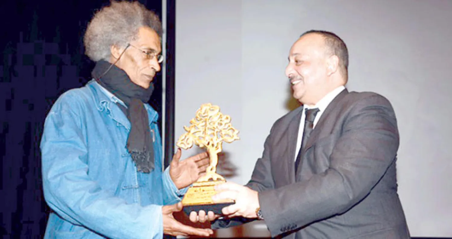 محمد الأعرج وزير الثقافة يسلّم شاعر الطوارق محمدين خواد جائزة الأركانة العالمية للشعر («الشرق الأوسط»)