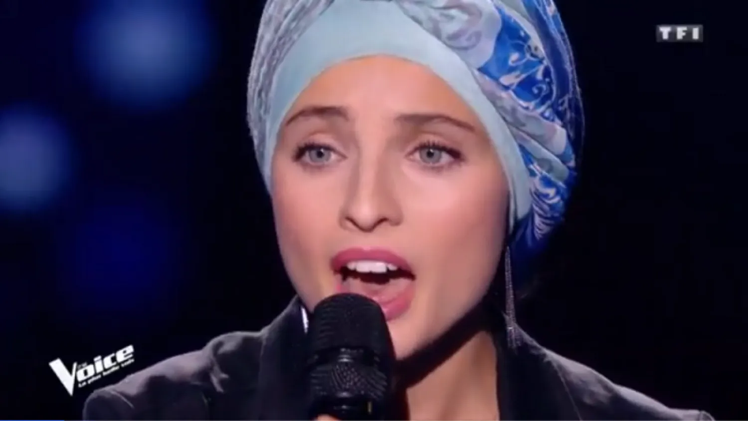 Manal Ibtisam appears on The Voice. (TF1)