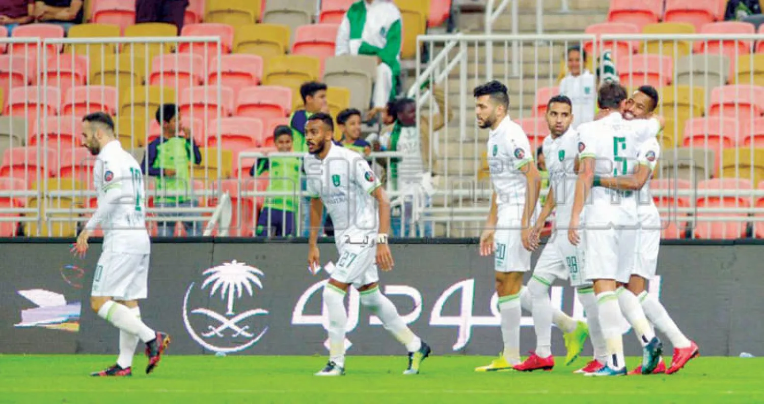 لاعبو الأهلي يحتفلون بهدفهم الثاني في مرمى الفيصلي أول من أمس (تصوير: علي خمج)