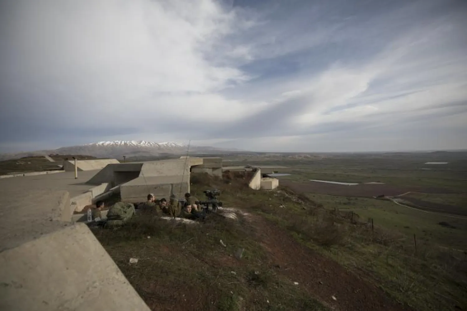 جنود إسرائيليون يتخذون مواقهم على الحدود السورية (إ.ب.أ)