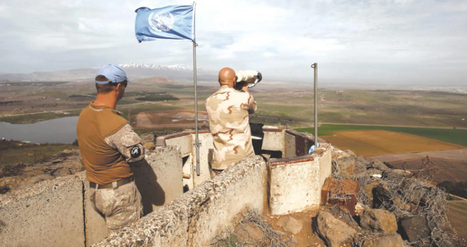 عنصران من الأمم المتحدة في الجولان المحتل أمس (أ.ف.ب)