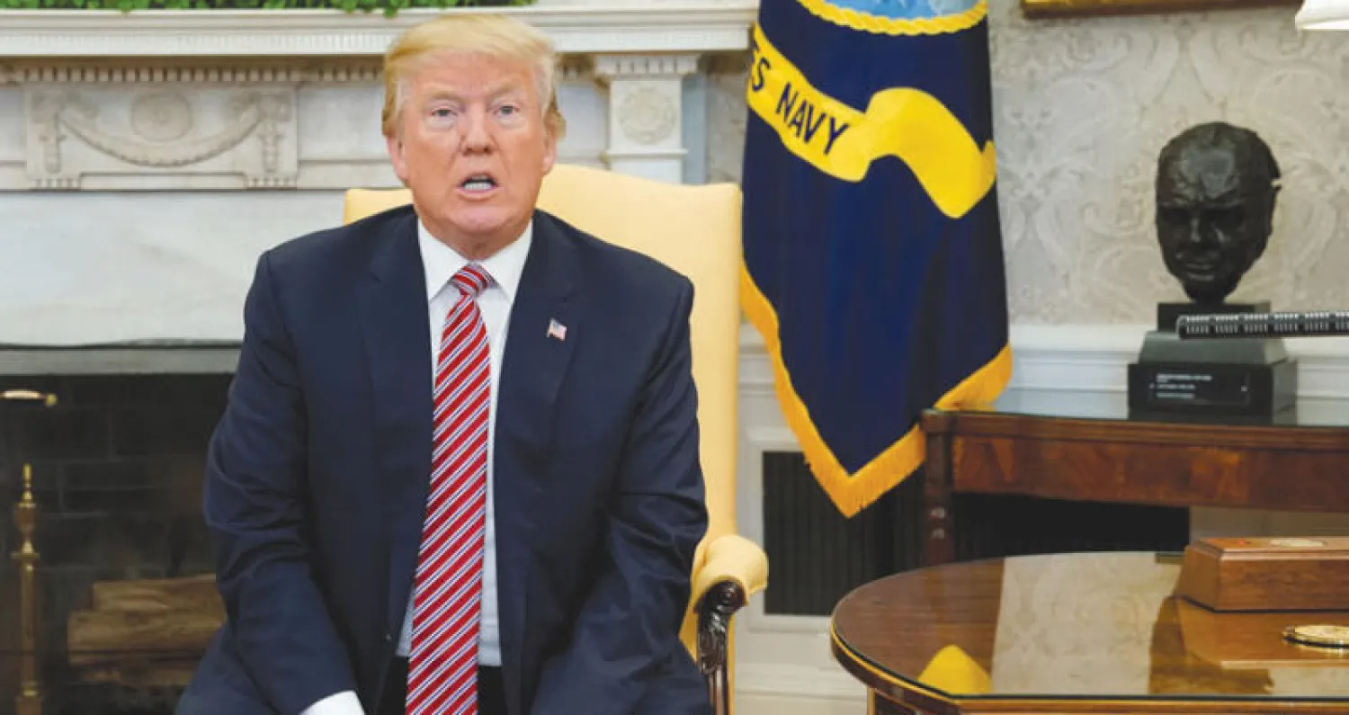 الرئيس ترمب خلال لقاء صحافي في المكتب البيضاوي الجمعة (رويترز)