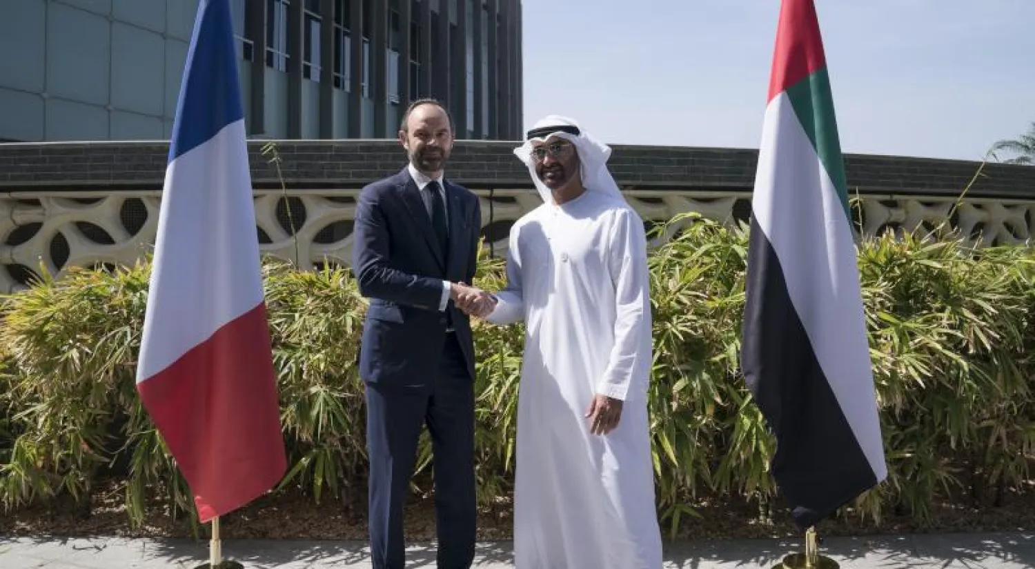 محمد بن زايد يستقبل رئيس الوزراء الفرنسي أمس في أبوظبي (وام)